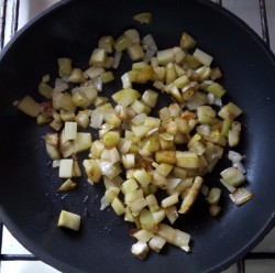 название картинки Салат из баклажанов с яйцом и маринованным луком