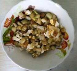 название картинки Салат из баклажанов с яйцом и маринованным луком