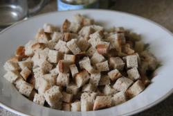 название картинки Салат из белой фасоли с сухариками