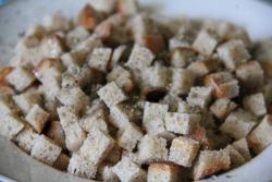 название картинки Салат из белой фасоли с сухариками