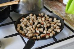 название картинки Салат из белой фасоли с сухариками