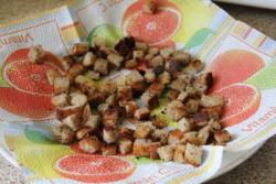 название картинки Салат из белой фасоли с сухариками