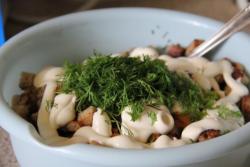 название картинки Салат из белой фасоли с сухариками