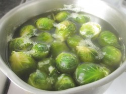 Теплый салат из брюссельской капусты