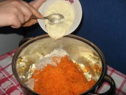 Салат из черной редьки с морковью, яйцами и луком