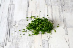 Салат из фасоли и кукурузы с сухариками