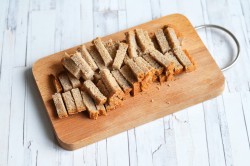 Салат из фасоли и кукурузы с сухариками