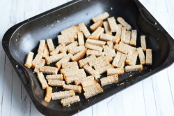 Салат из фасоли и кукурузы с сухариками