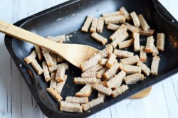 Салат из фасоли и кукурузы с сухариками