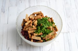 Салат из фасоли и кукурузы с сухариками