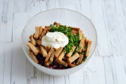 Салат из фасоли и кукурузы с сухариками