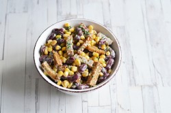 Салат из фасоли и кукурузы с сухариками