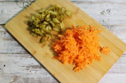 название картинки Салат из фасоли с морковью и луком