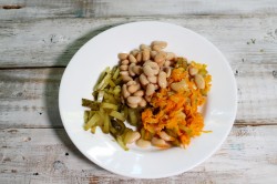 название картинки Салат из фасоли с морковью и луком