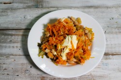 название картинки Салат из фасоли с морковью и луком