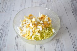 Салат с кальмарами и пекинской капустой - шаг 6