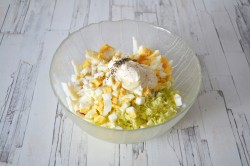 Салат с кальмарами и пекинской капустой - шаг 7