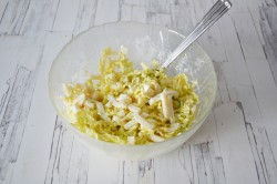 Салат с кальмарами и пекинской капустой - шаг 8