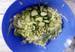 название картинки Салат из капусты с зеленым горошком