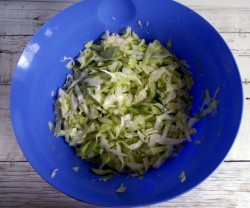 название картинки Салат из капусты с зеленым горошком