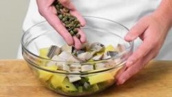 название картинки Салат селедка, телятина, огурец соленый, картофель