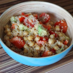 Салат из киноа и нута с овощами