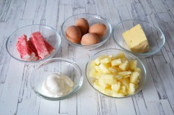 Салат с крабовыми палочками ананасом и сыром