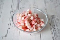 Салат с крабовыми палочками ананасом и сыром