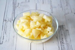 Салат с крабовыми палочками ананасом и сыром