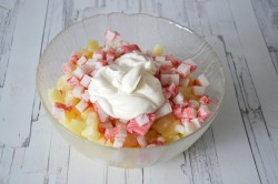 Салат с крабовыми палочками ананасом и сыром