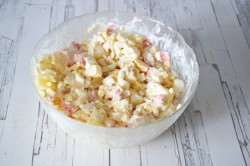 Салат с крабовыми палочками ананасом и сыром