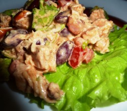 Салат с куриной грудкой и фасолью консервированной