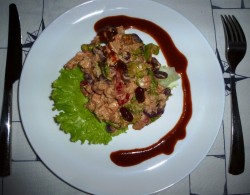 Салат с куриной грудкой и фасолью консервированной