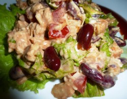 Салат с куриной грудкой и фасолью консервированной