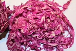 Салат из краснокочанной капусты с кукурузой