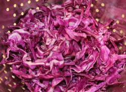 Салат из краснокочанной капусты с кукурузой