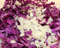 Салат из краснокочанной капусты с кукурузой