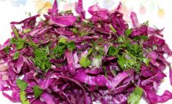 Салат из краснокочанной капусты с кукурузой