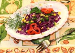 Салат из краснокочанной капусты с кукурузой
