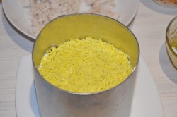 Салат из курицы с ананасами классический