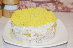 Салат из курицы с ананасами классический