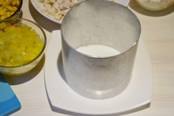 Салат из курицы с ананасами классический