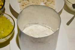 Салат из курицы с ананасами классический