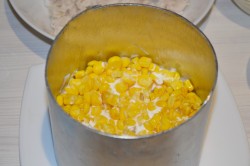 Салат из курицы с ананасами классический