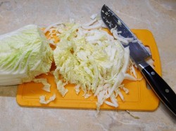 Салат из курицы с пекинской капустой и кукурузой