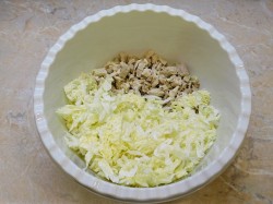 Салат из курицы с пекинской капустой и кукурузой