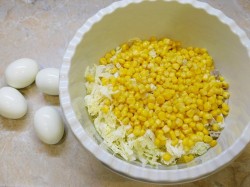 Салат из курицы с пекинской капустой и кукурузой