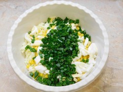 Салат из курицы с пекинской капустой и кукурузой