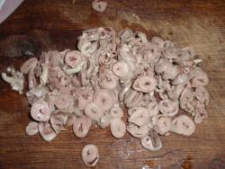 название картинки Салат из куриных сердечек с грибами