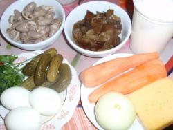 название картинки Салат из куриных сердечек с грибами